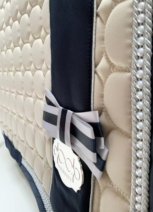 EQUIFINITY Dressur Schabracke Champagne River Bowtastic Collection Professionell Cut - equifinity.com