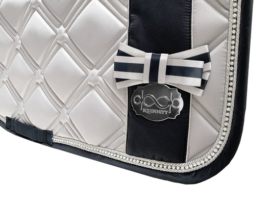 EQUIFINITY Dressur Schabracke Crystal Grey Bowtastic Collection Professionell Cut - equifinity.com